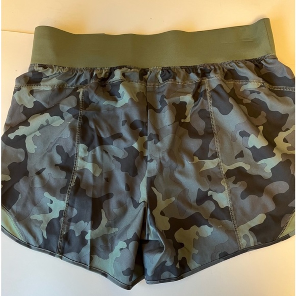 Camo work out shorts for women mid rise. Has 2 zipper‎ pockets. Size L. NWT. P18